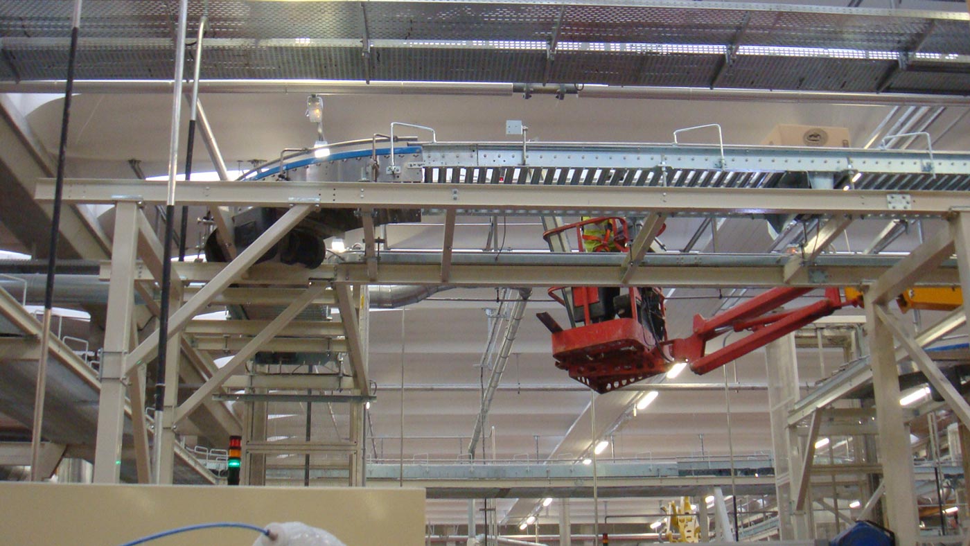 Automazione Industriale, dai sistemi di trasporto prodotto confezionato ai sistemi di pallettizzazione e sistemi di convogliamento prodotto finito.